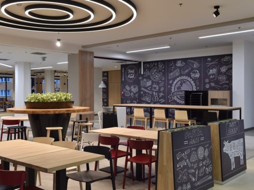Firemní jídelna s ručně malovanou tabulovou grafikou